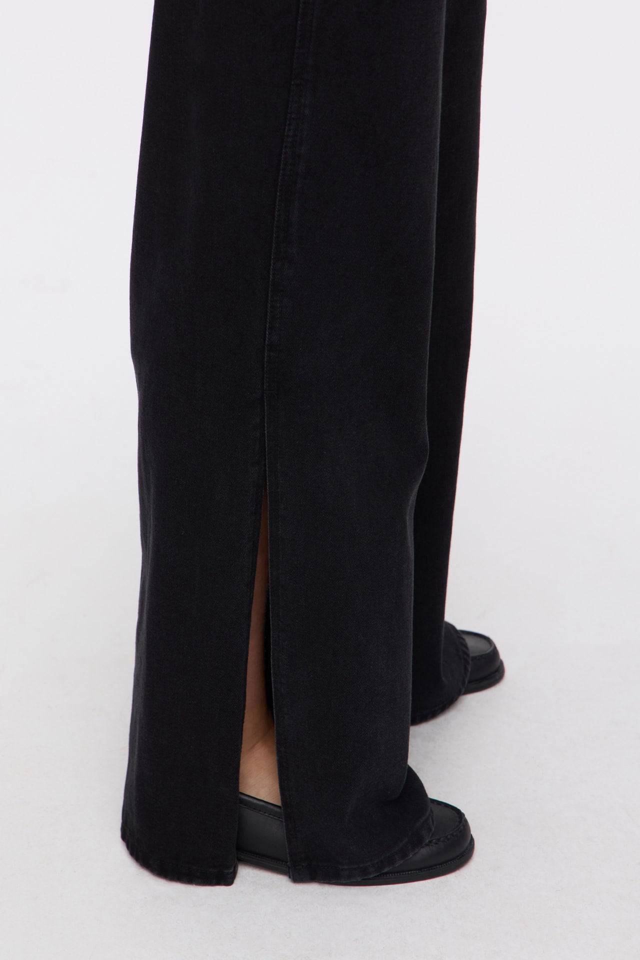 Wide Slit Black